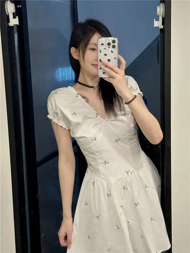 白色v领碎花连衣裙子女夏季2025新款小