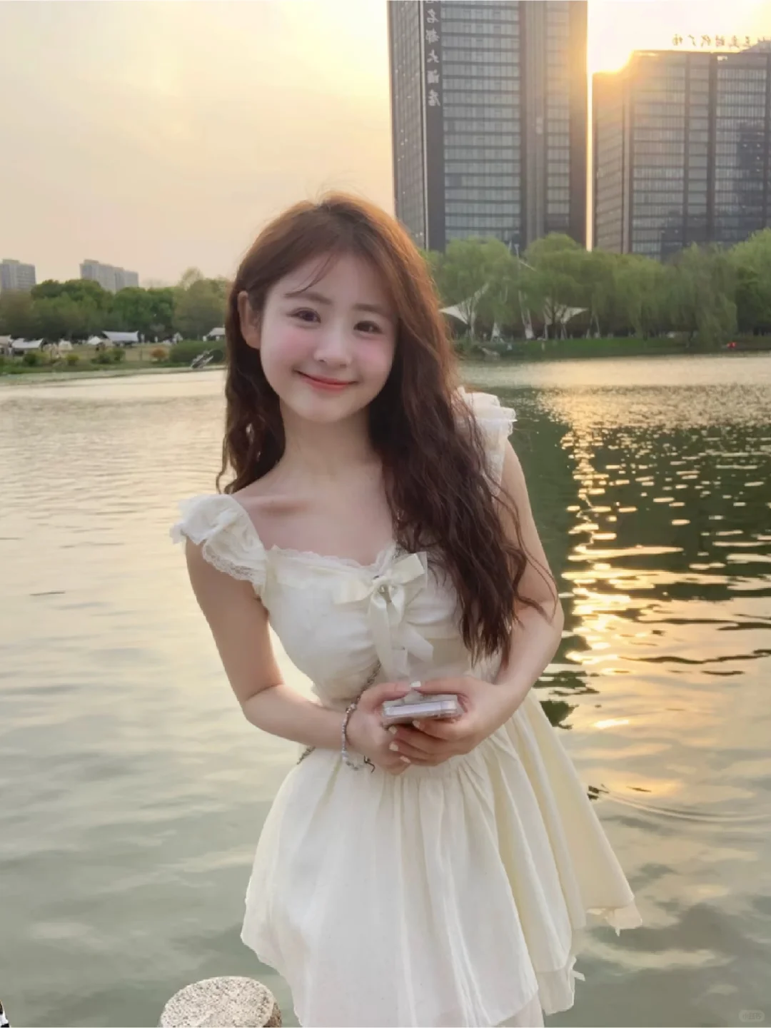 白色连衣裙清新甜美，蕾 丝蝴蝶结点缀优雅