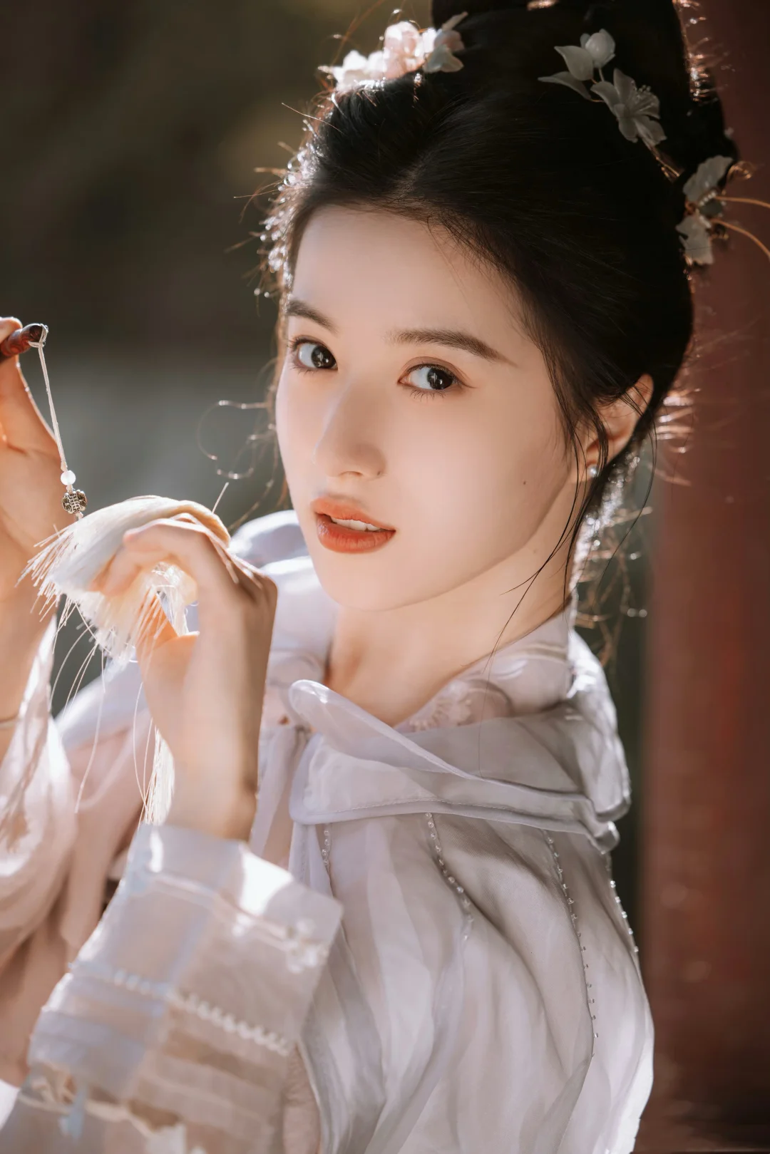 苍烟引| 花影摇窗锁清秋，团扇半遮美人羞
