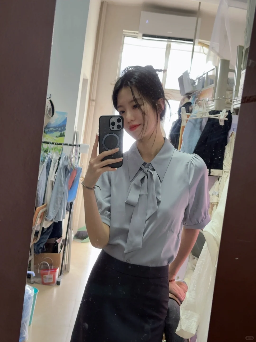 一个很适合穿正装的小女孩