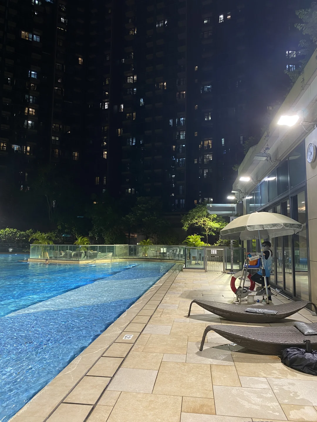 去小区会所夜游啦