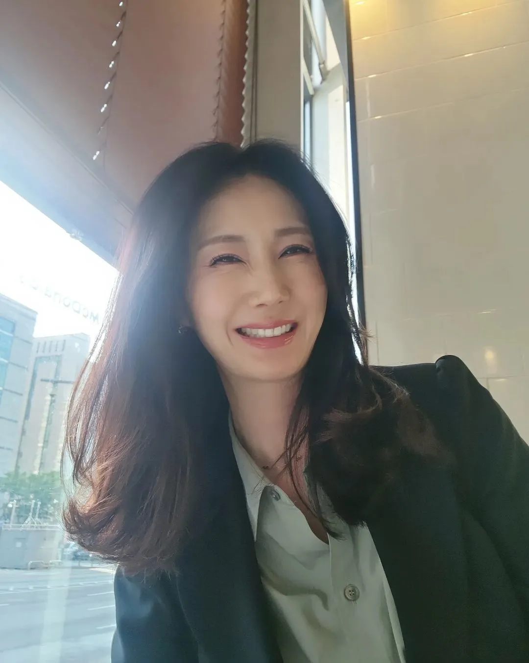 阿姨在辛巴克被20多岁小伙子追着要联系方式