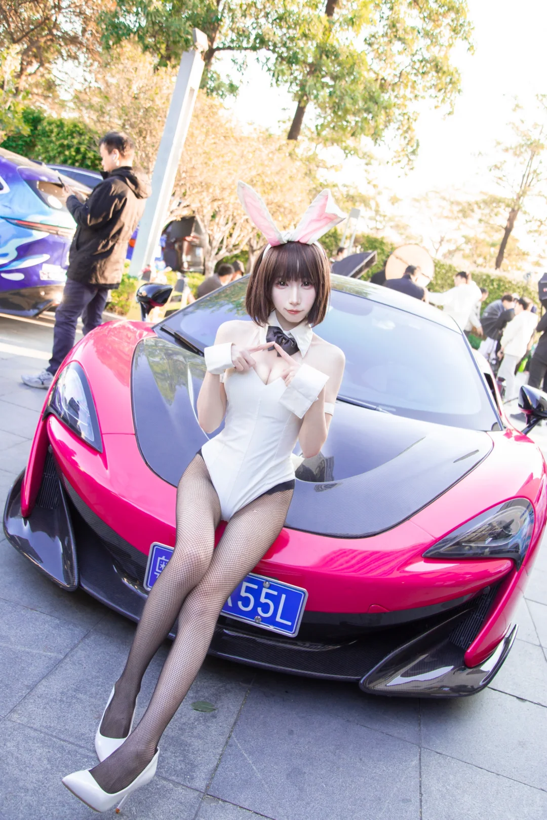 豪车跟兔女郎，你选哪一个呢