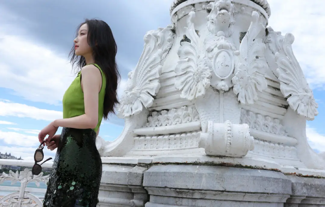 倪妮太美而自知了吧！深V造型特别适合凸显曲