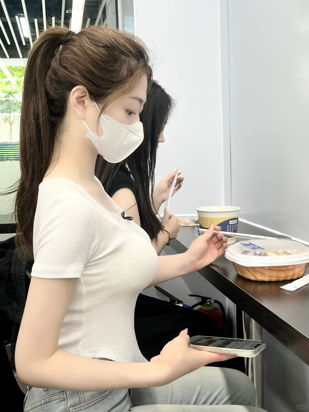 沃趣！便利店看到一个又瘦又有胸的女生