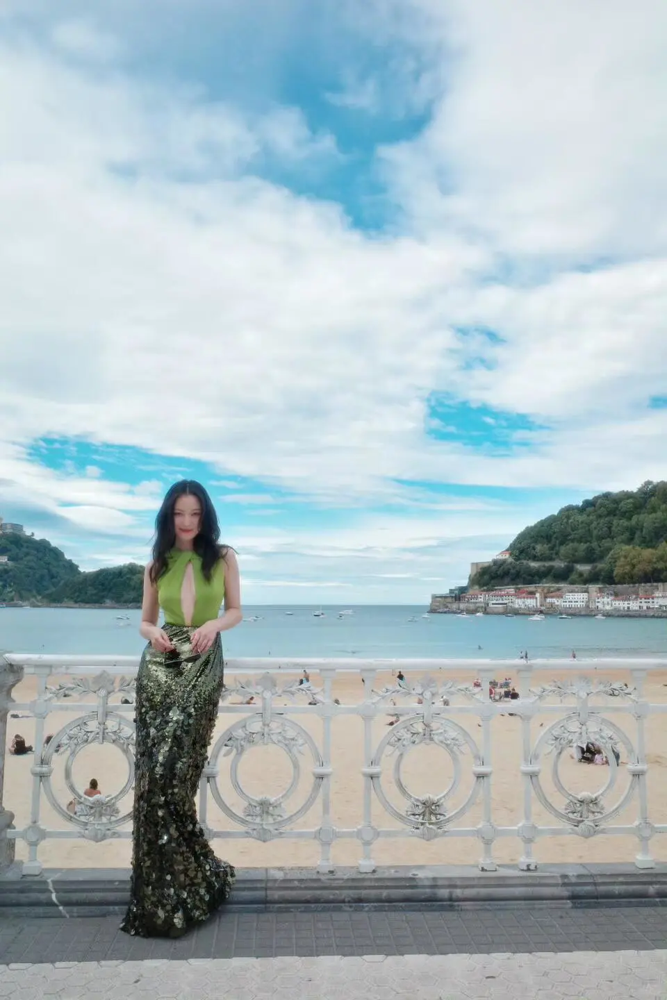 倪妮太美而自知了吧！深V造型特别适合凸显曲