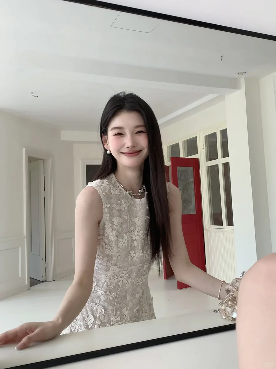 重工蕾丝裙拍摄花絮大公开!!高级感藏不住了