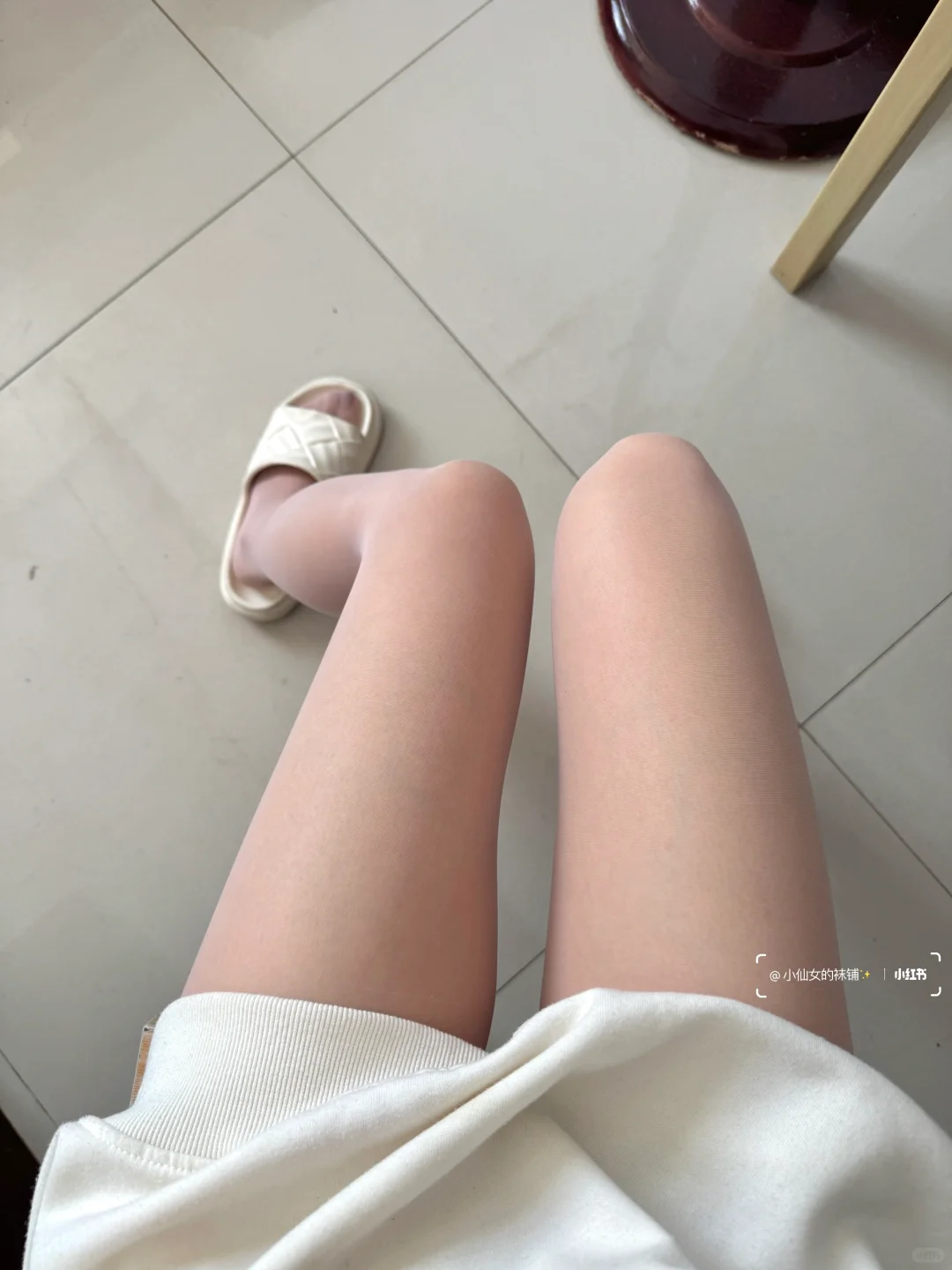 没错！真的穿了粉色丝袜😭妈生皮不要太美！