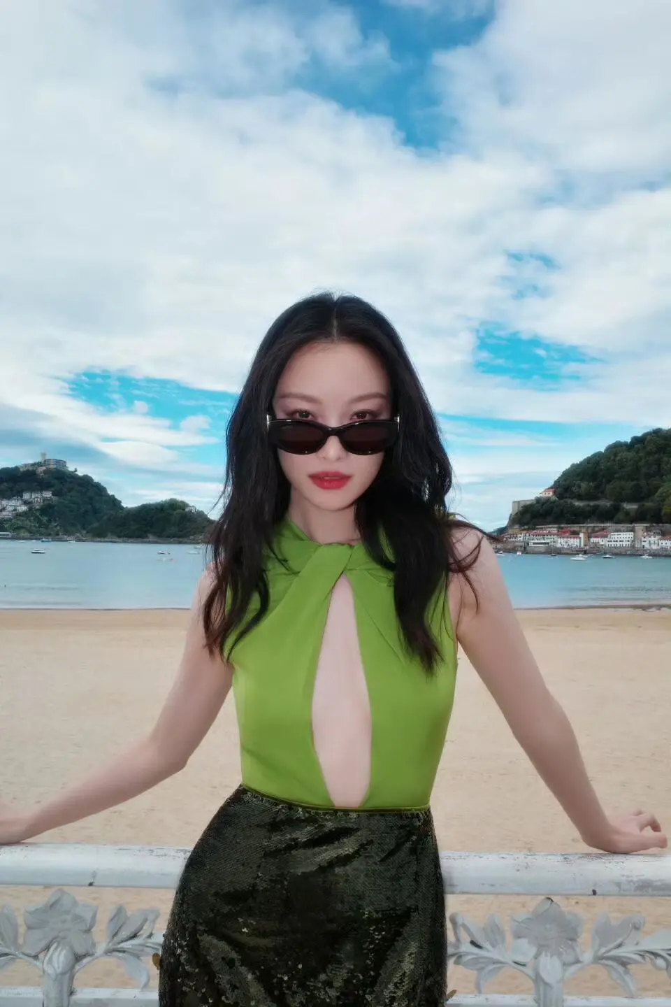 倪妮太美而自知了吧！深V造型特别适合凸显曲