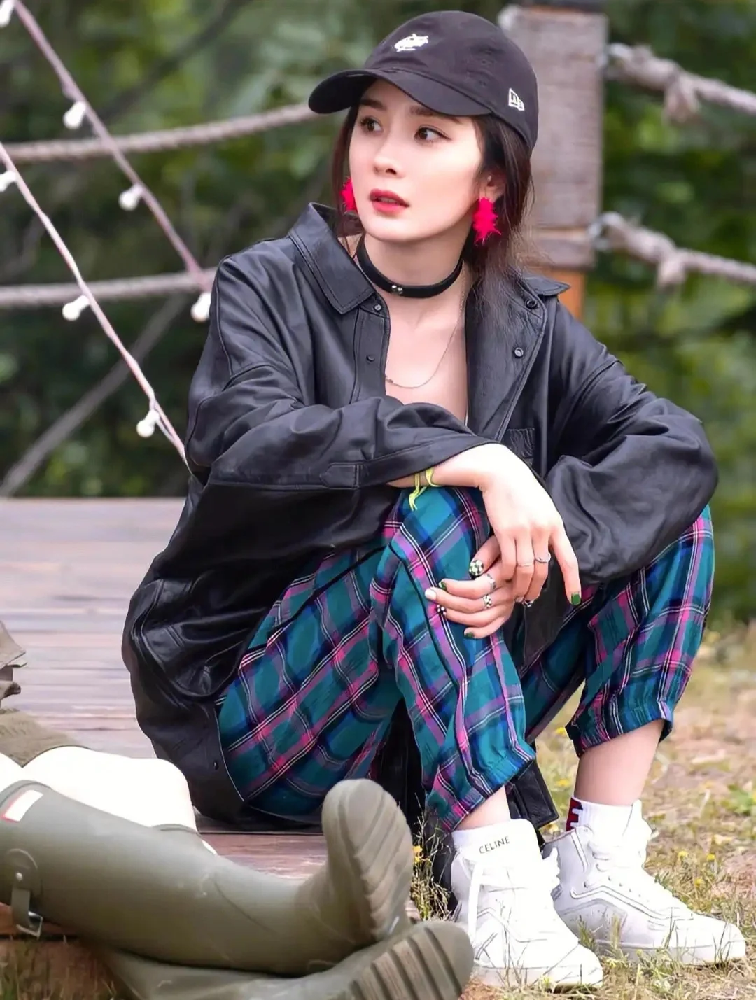 杨幂稳坐时尚穿搭女王，穿拼接牛仔裙美到开