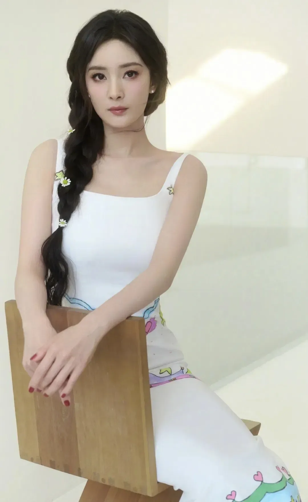 杨幂穿白色长裙，勾勒绝美S曲线，迷人心窍！