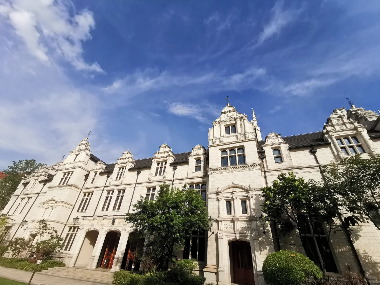 公司一位43岁的男同事被辞退，第二天就有大客户点名找他。老板本以为男同事不会来，