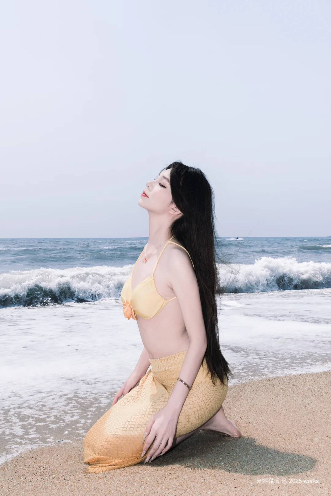 阳光下的海滩比基尼，约起