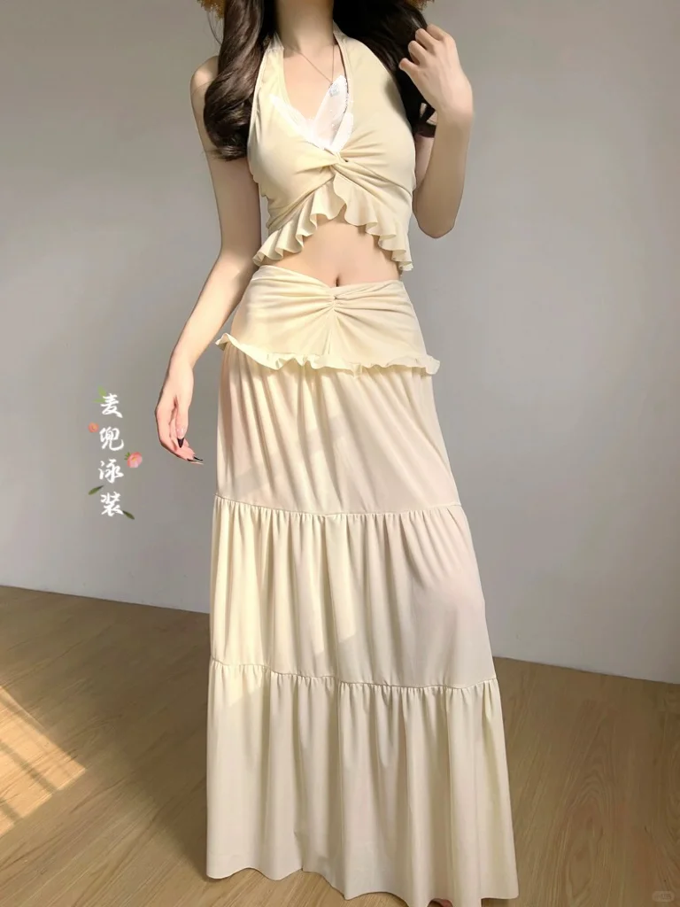 海边浪漫穿搭公式：轻盈长裙温柔系纯欲泳衣