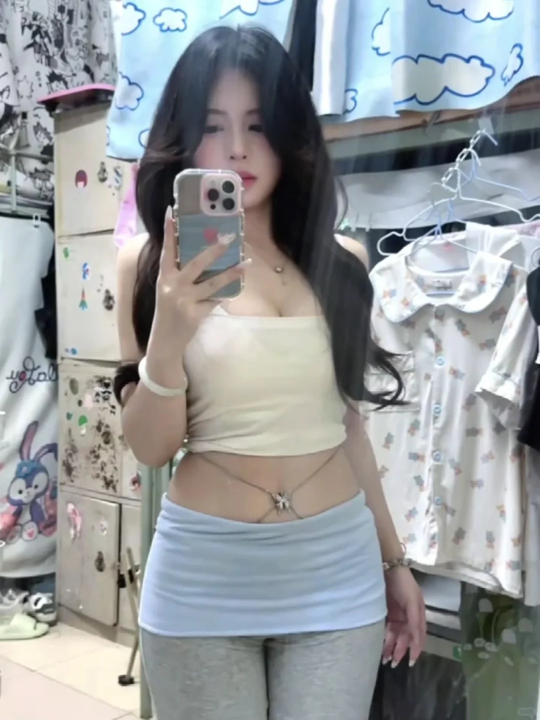 女大新模特蹲摄影师可🏠可大持渡互动
