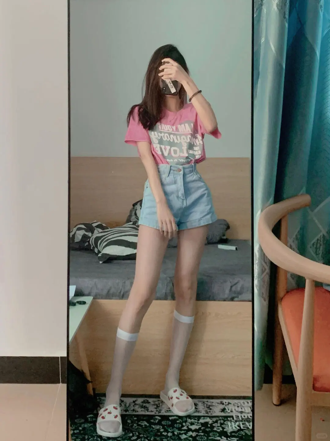 对镜自拍显瘦穿搭｜腿长姿势｜粉蓝
