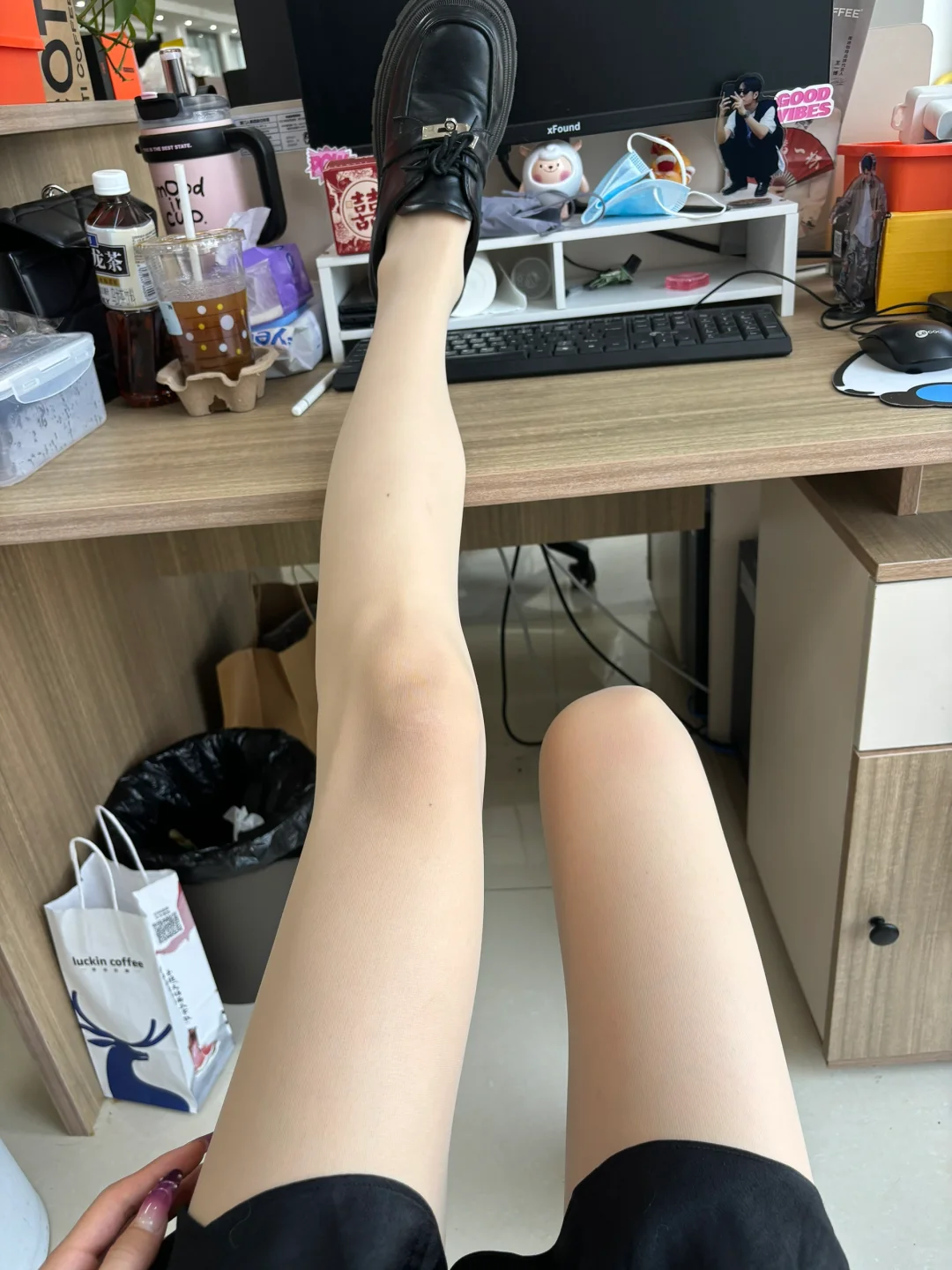 因为这条美肤袜成了公司里的显眼包…