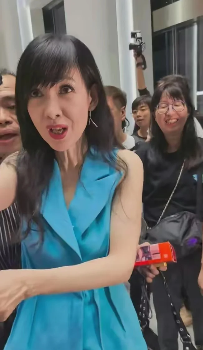 58岁周慧敏签名会