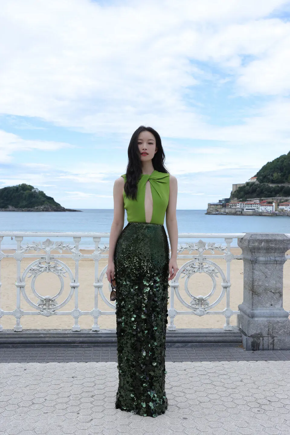 倪妮太美而自知了吧！深V造型特别适合凸显曲