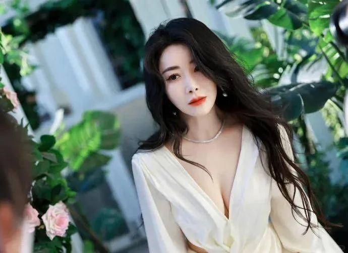 陈紫函：49岁依旧璀璨，岁月不败美人风采
