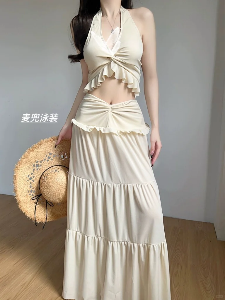 海边浪漫穿搭公式：轻盈长裙温柔系纯欲泳衣