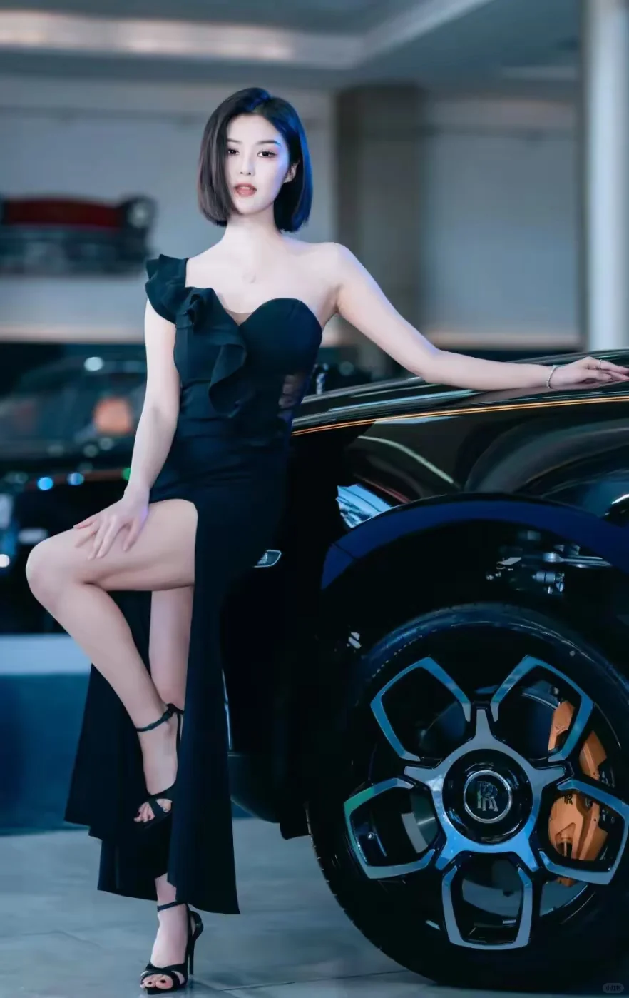 网红车模程儿，性感美图，魅力绽放光彩