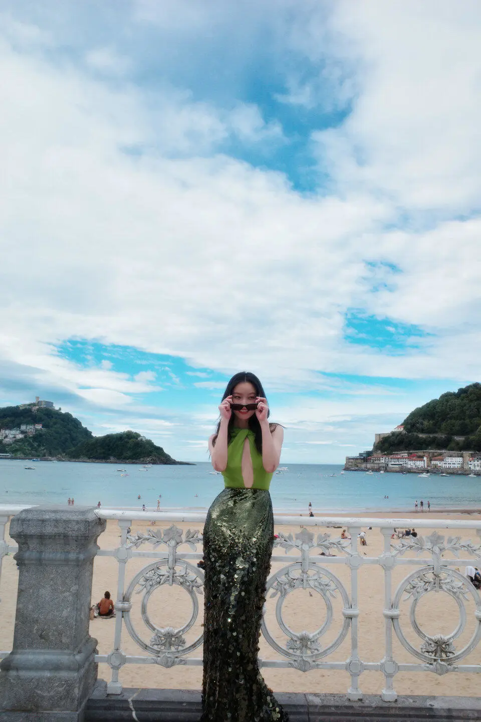 倪妮太美而自知了吧！深V造型特别适合凸显曲