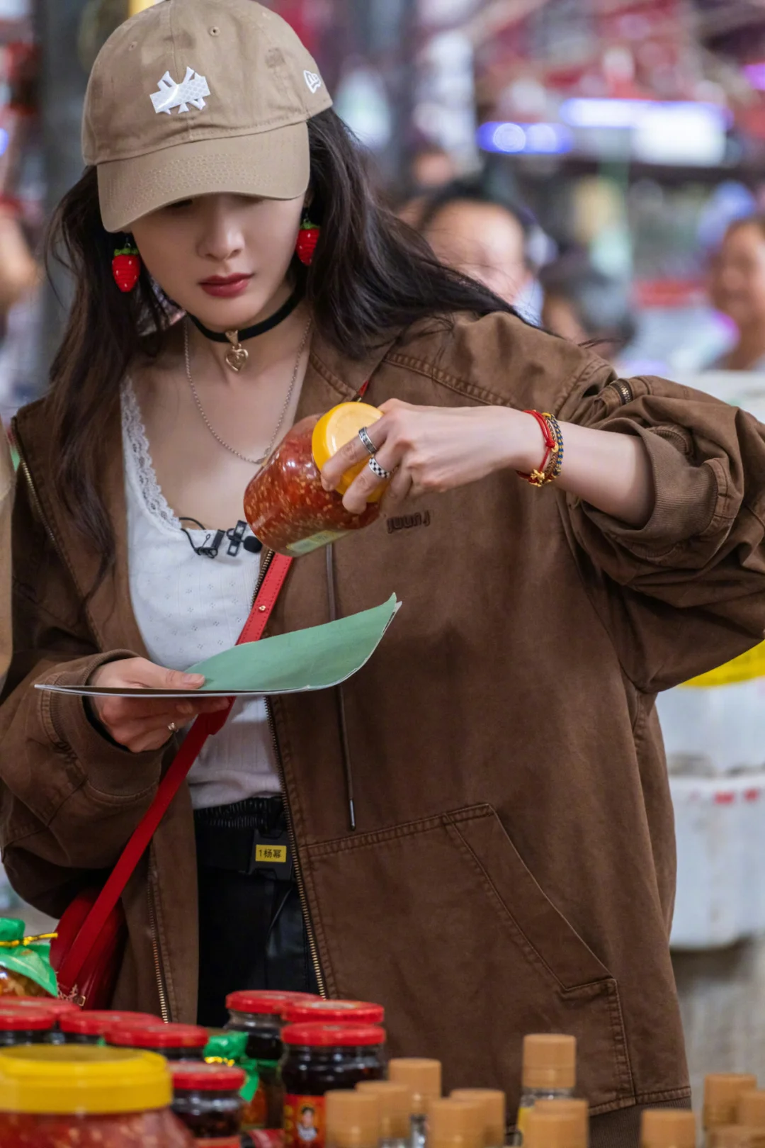 杨幂稳坐时尚穿搭女王，穿拼接牛仔裙美到开