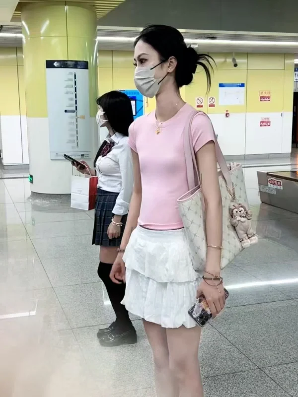 地铁站瞅见的，这种穿搭平胸就别穿了。。