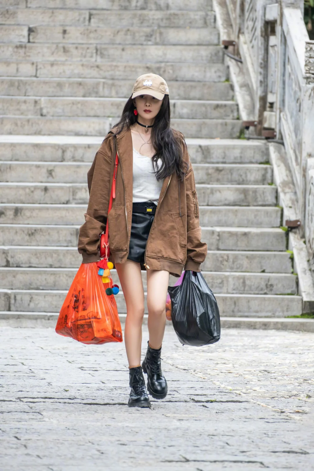 杨幂稳坐时尚穿搭女王，穿拼接牛仔裙美到开