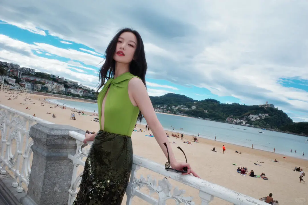 倪妮太美而自知了吧！深V造型特别适合凸显曲