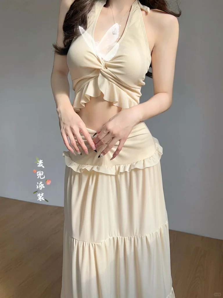 海边浪漫穿搭公式：轻盈长裙温柔系纯欲泳衣
