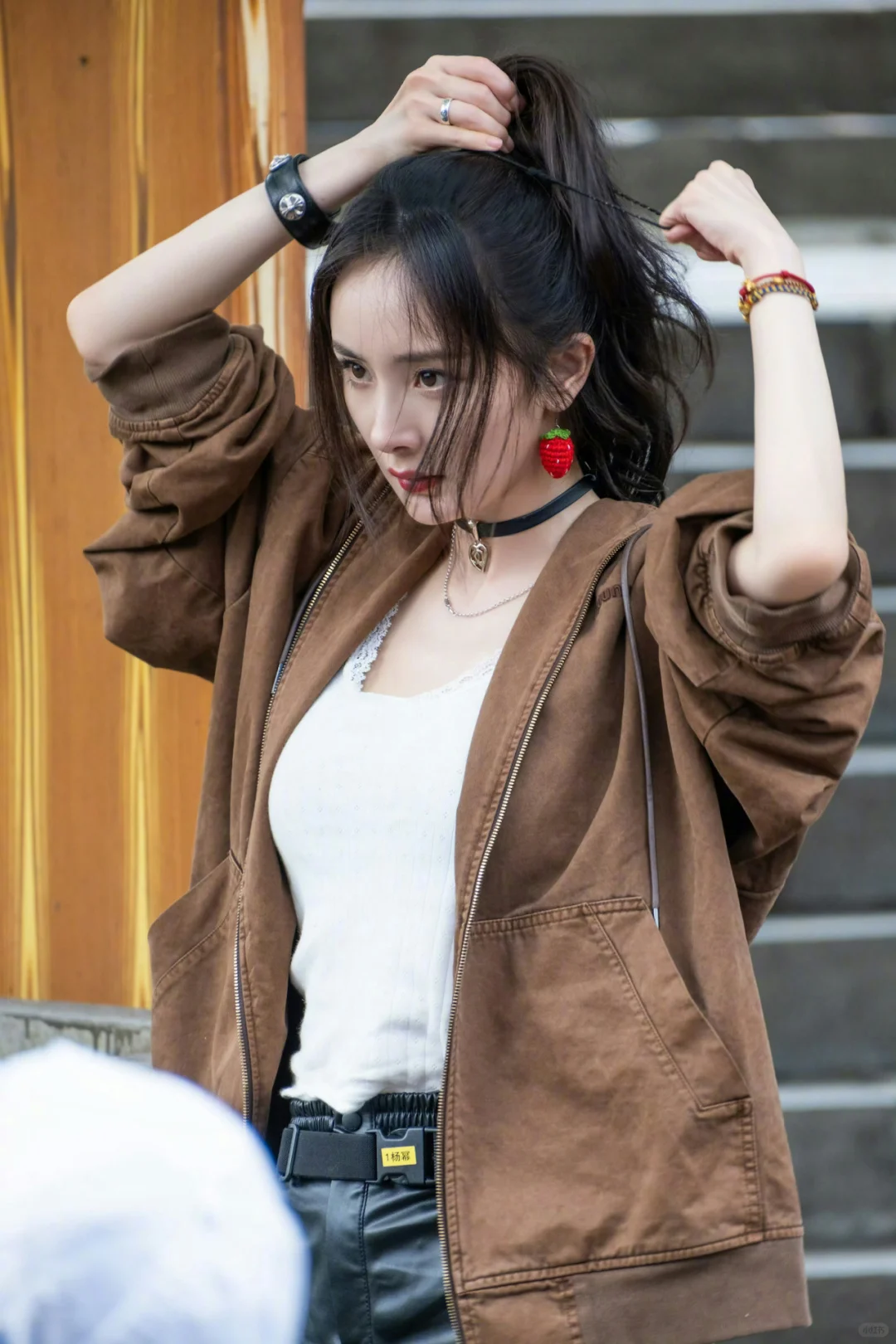 杨幂稳坐时尚穿搭女王，穿拼接牛仔裙美到开