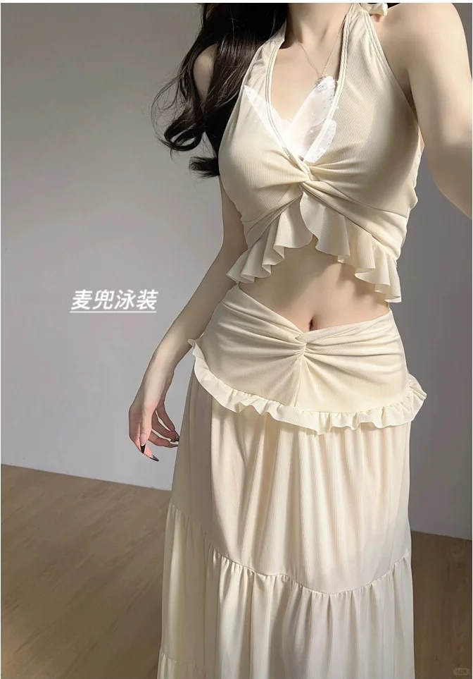 海边浪漫穿搭公式：轻盈长裙温柔系纯欲泳衣