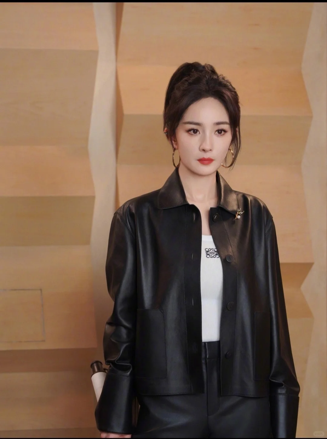 杨幂稳坐时尚穿搭女王，穿拼接牛仔裙美到开