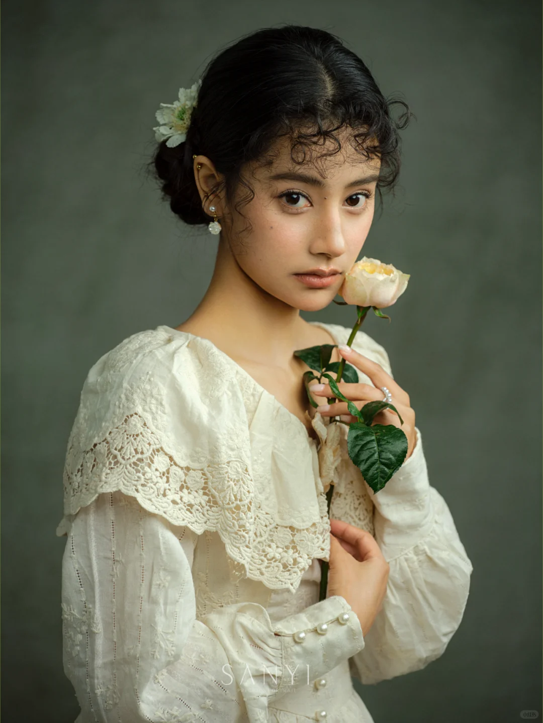 拿花的温柔少女｜在静谧的油画里绽放情绪
