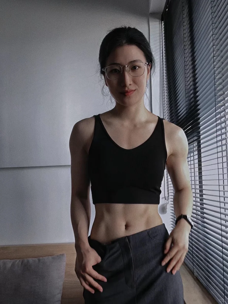 27岁颜控肌肉女想谈恋爱