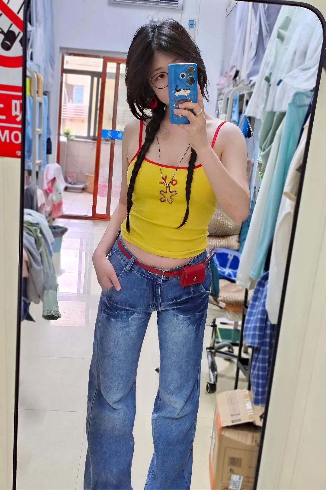 黄色的小吊带在夏天穿很亮眼