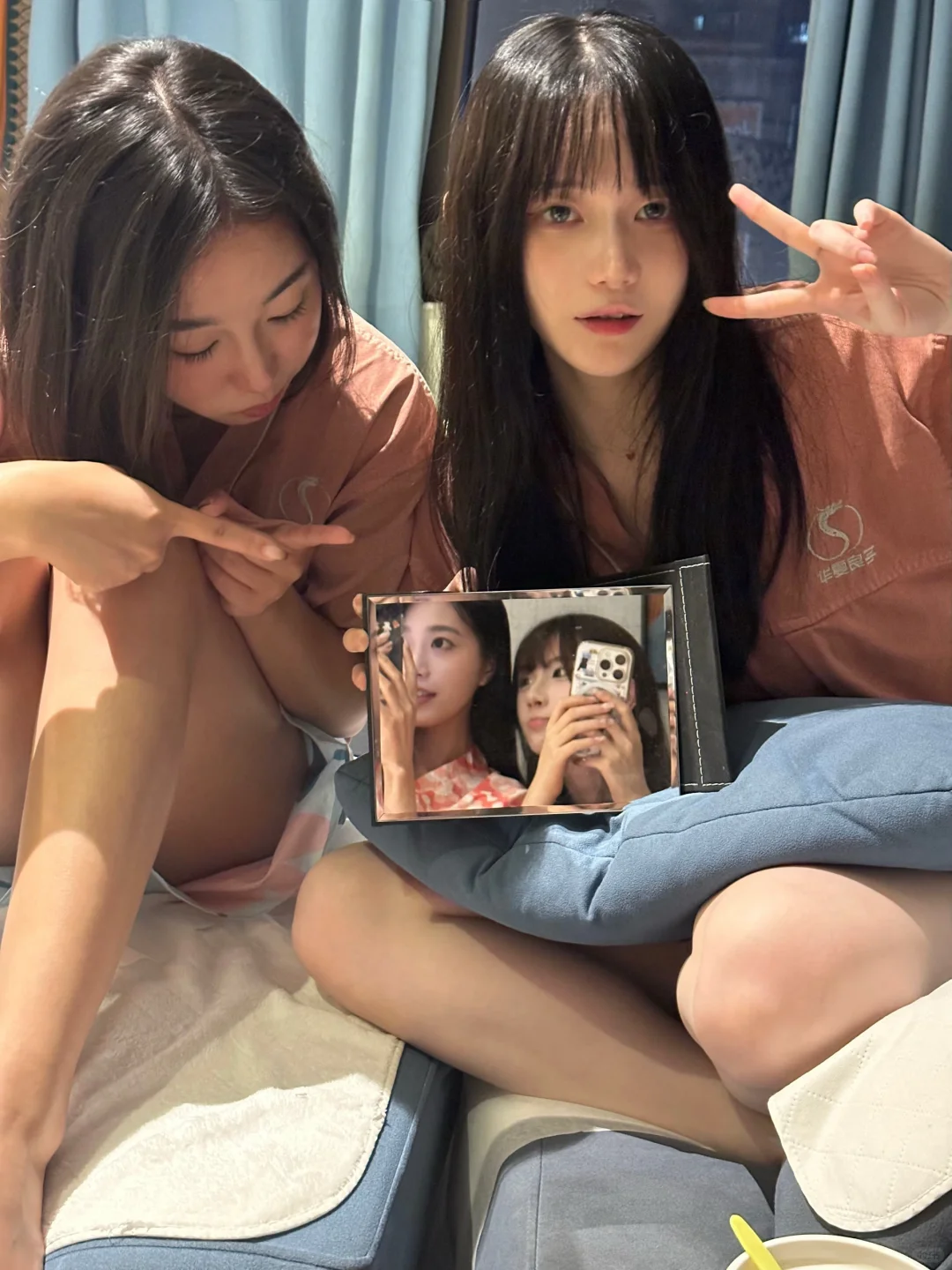 漂亮脸蛋的边上还是漂亮的脸蛋