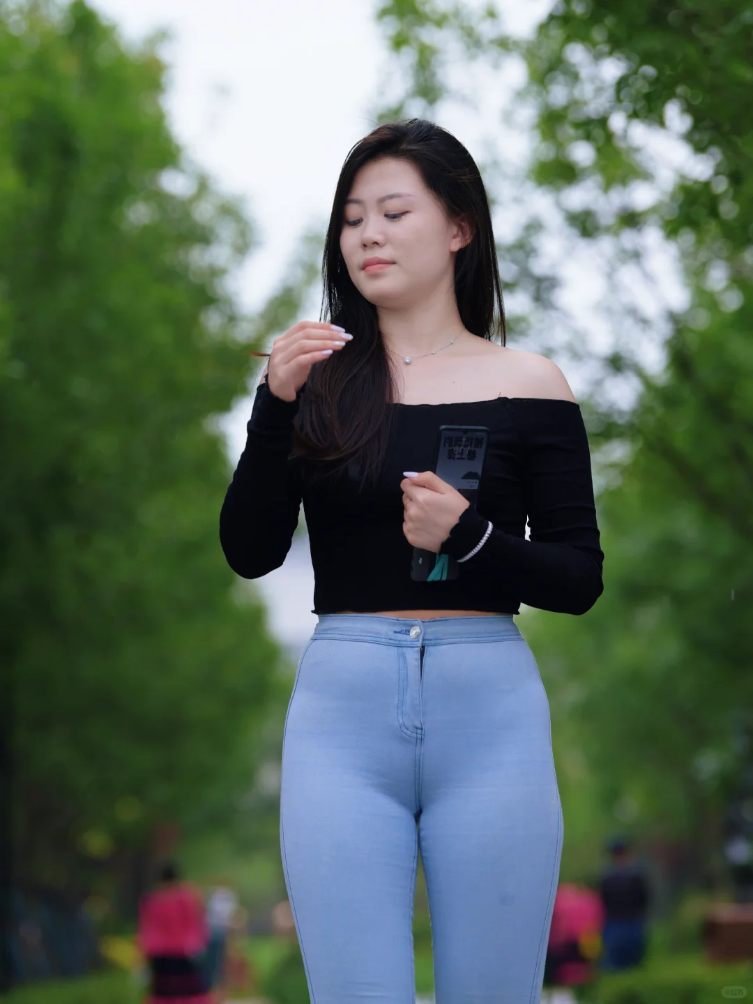 随便拍都好看的一身～牛仔裤，街拍美女📸