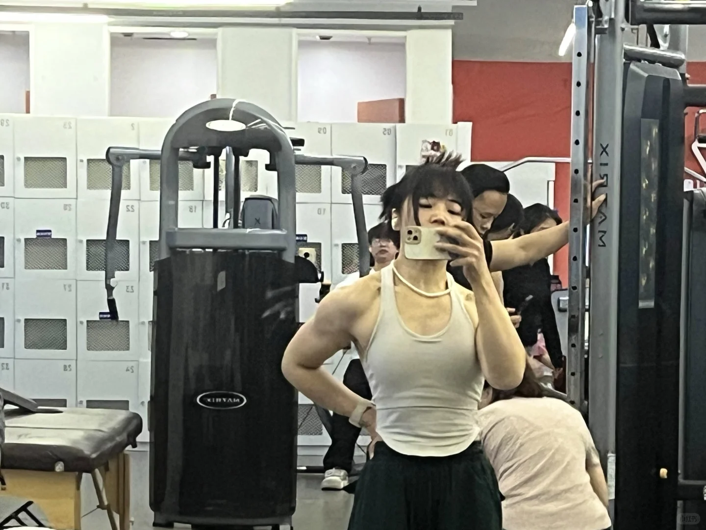 左划看现实中唯唯诺诺的肌肉女