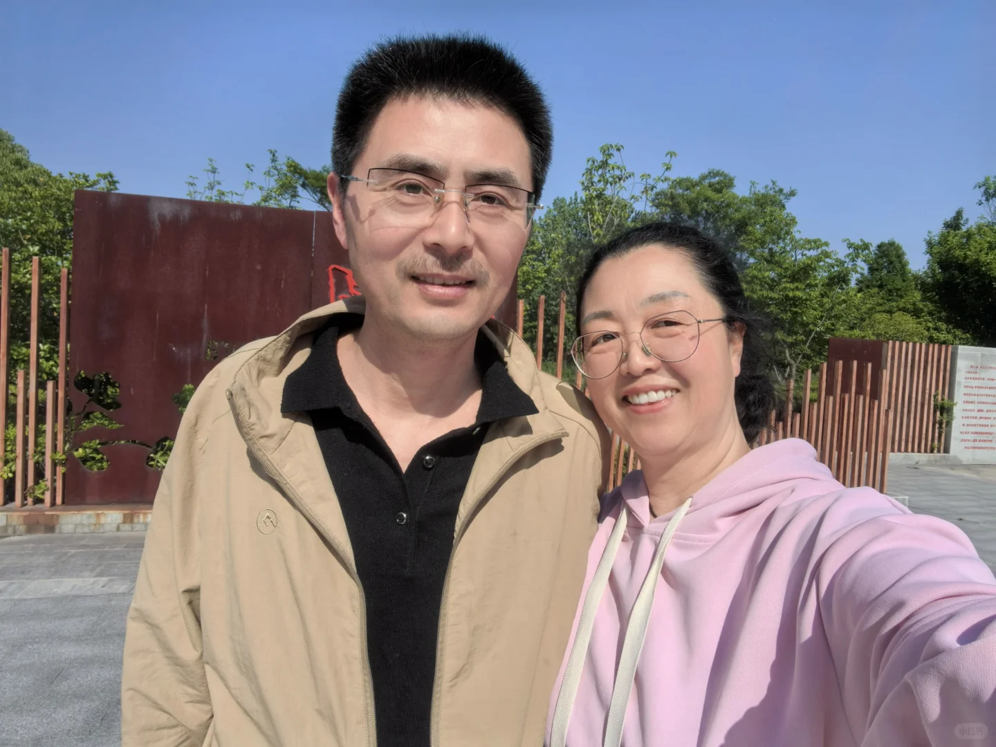 我的老公很帅，我们是高中同学，五十一的大叔还不错吧。