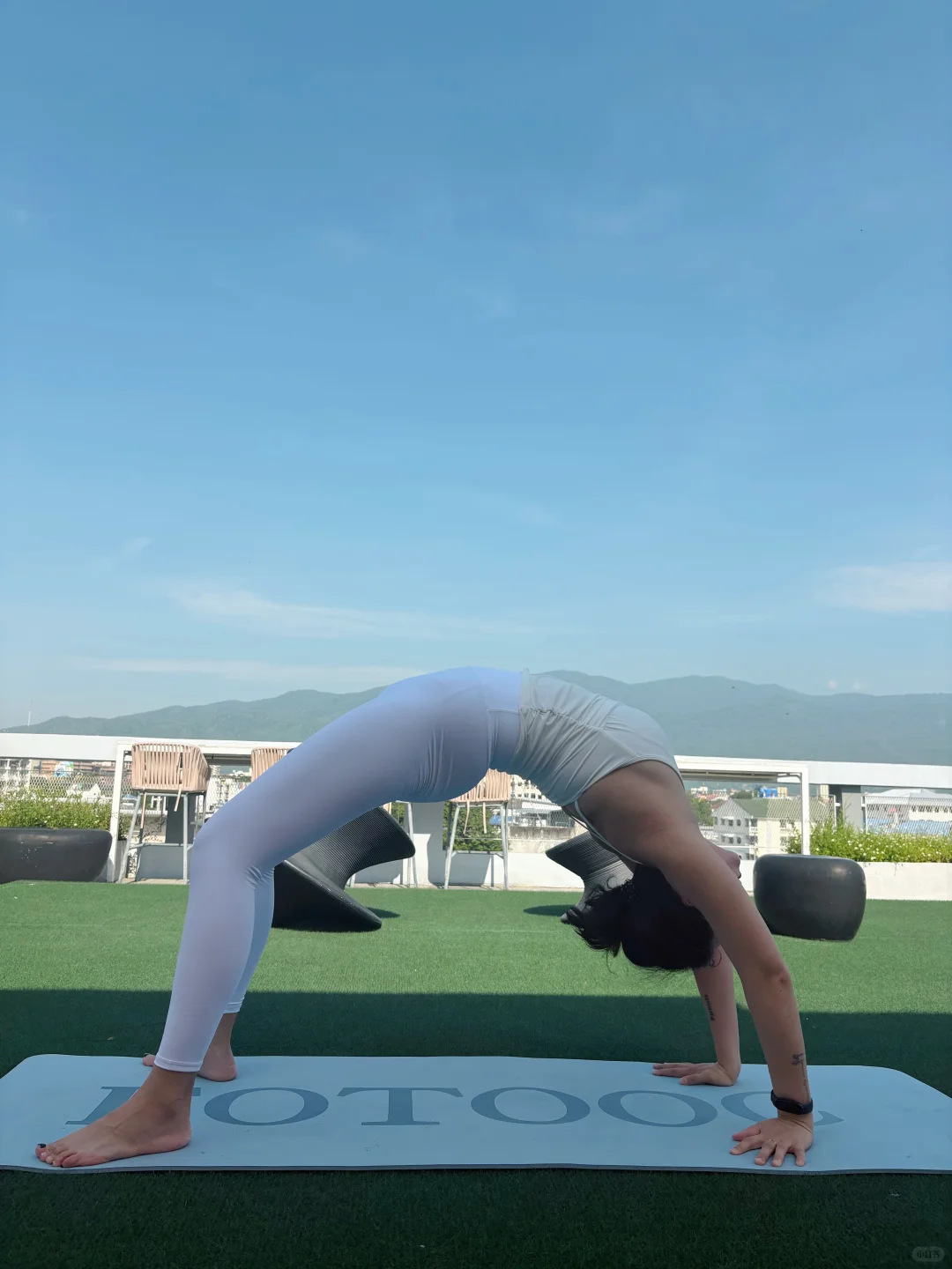 白色vs露台瑜伽