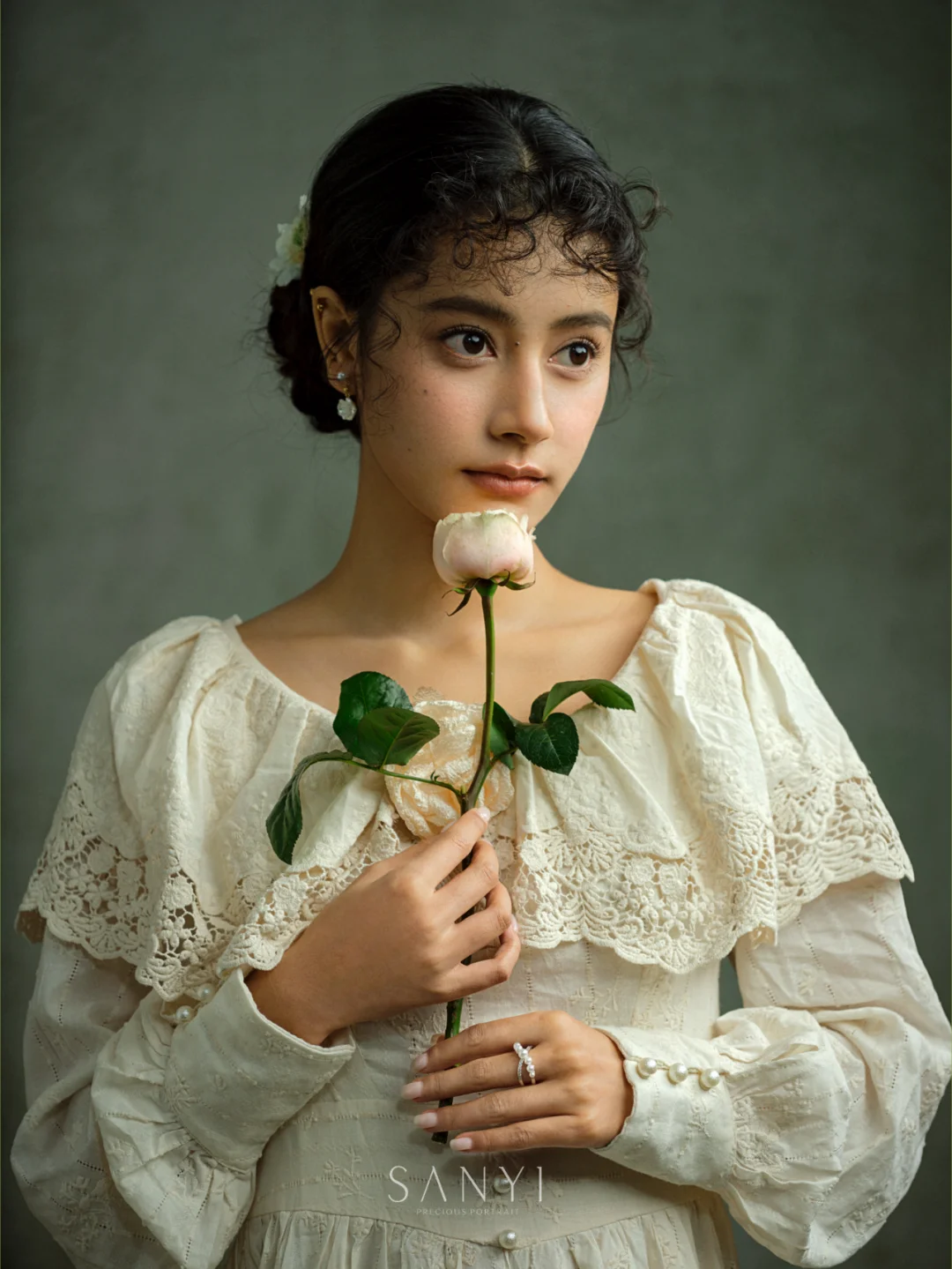 拿花的温柔少女｜在静谧的油画里绽放情绪