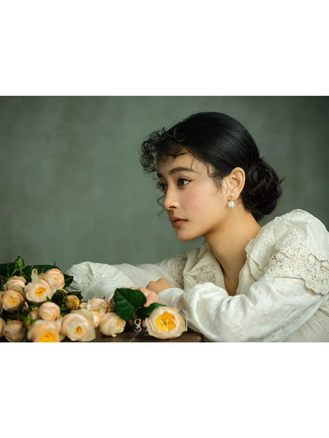 拿花的温柔少女｜在静谧的油画里绽放情绪