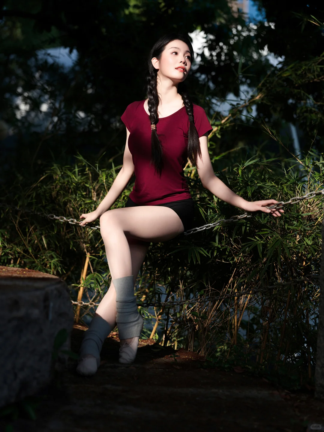 在森林里跳芭蕾的红衣少女也太绝了吧！！
