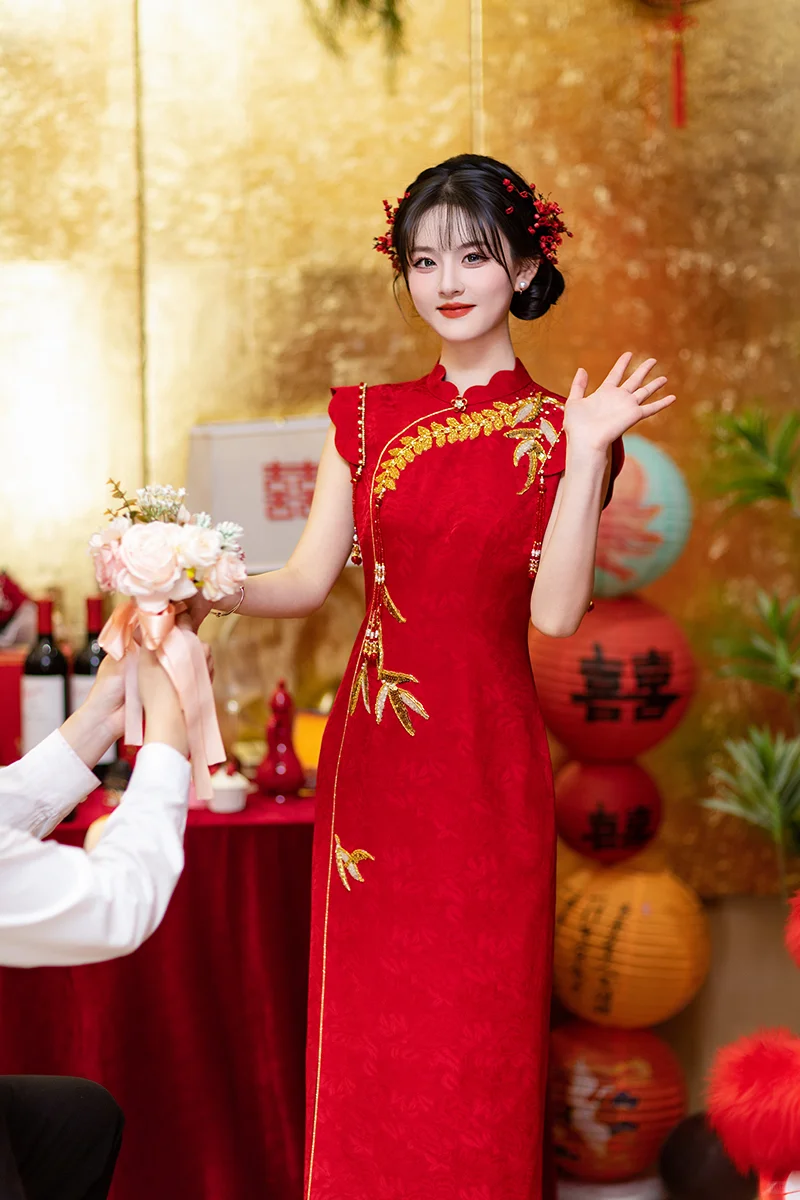 我承认有点心动！！红色订婚旗袍好温柔✨