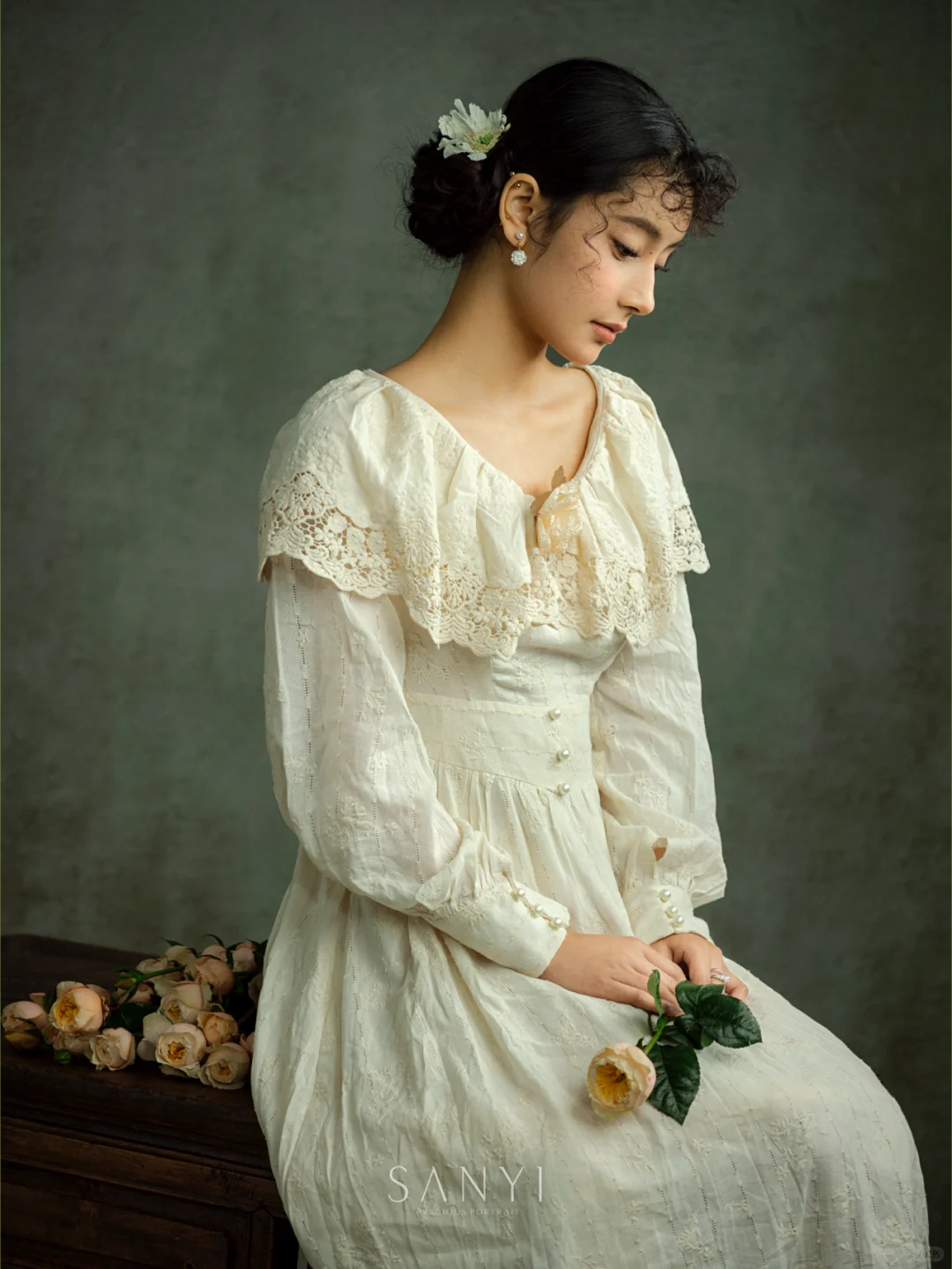 拿花的温柔少女｜在静谧的油画里绽放情绪