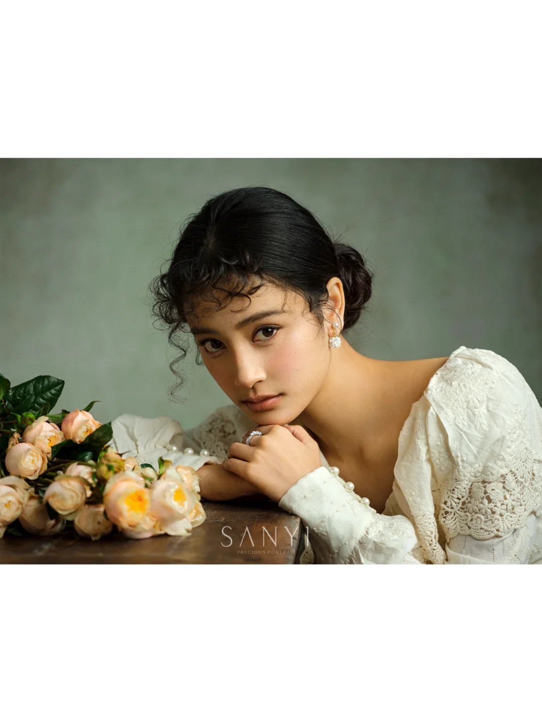 拿花的温柔少女｜在静谧的油画里绽放情绪