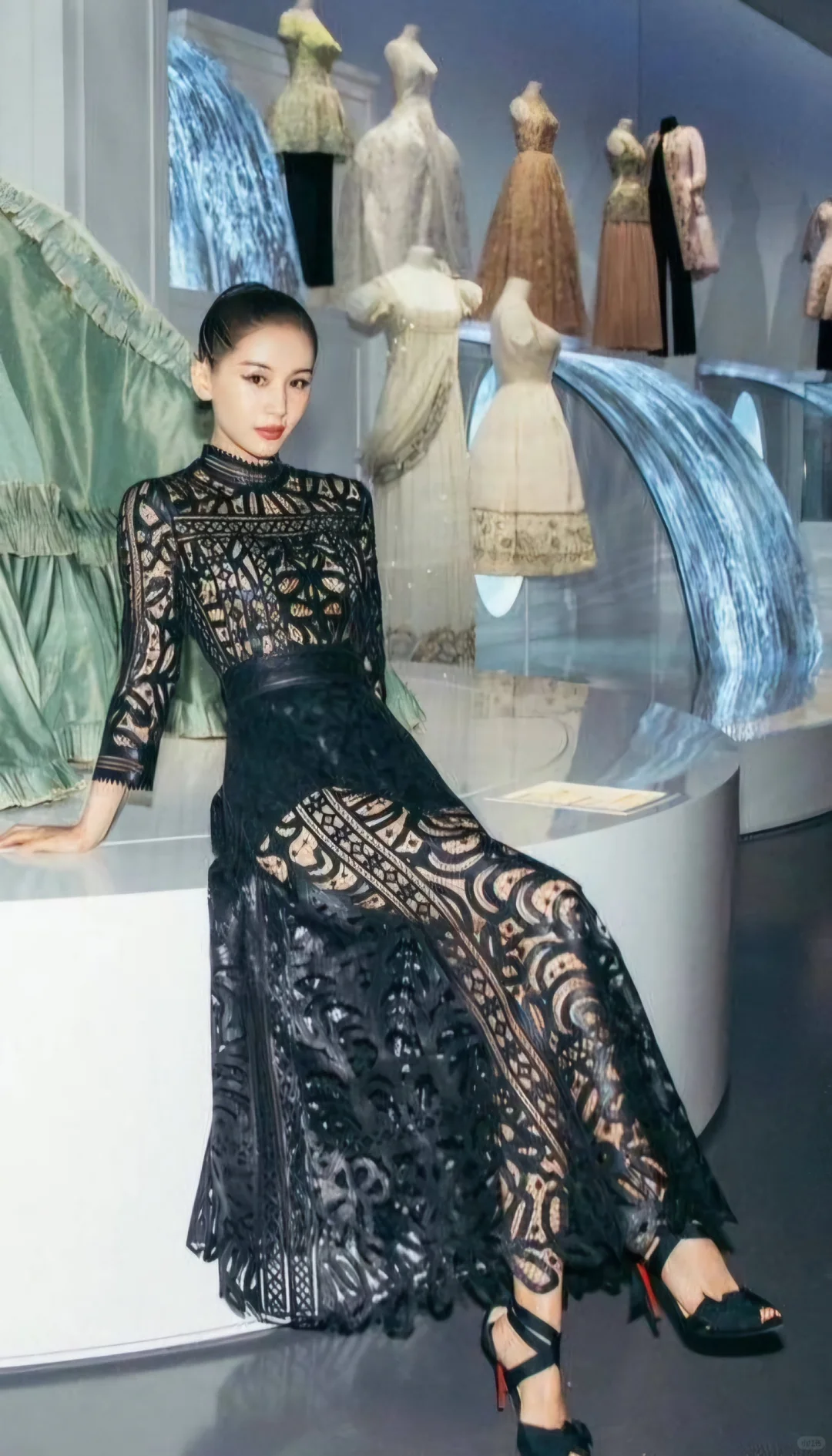 王子文露背薄纱裙，倾世之美惊艳展览